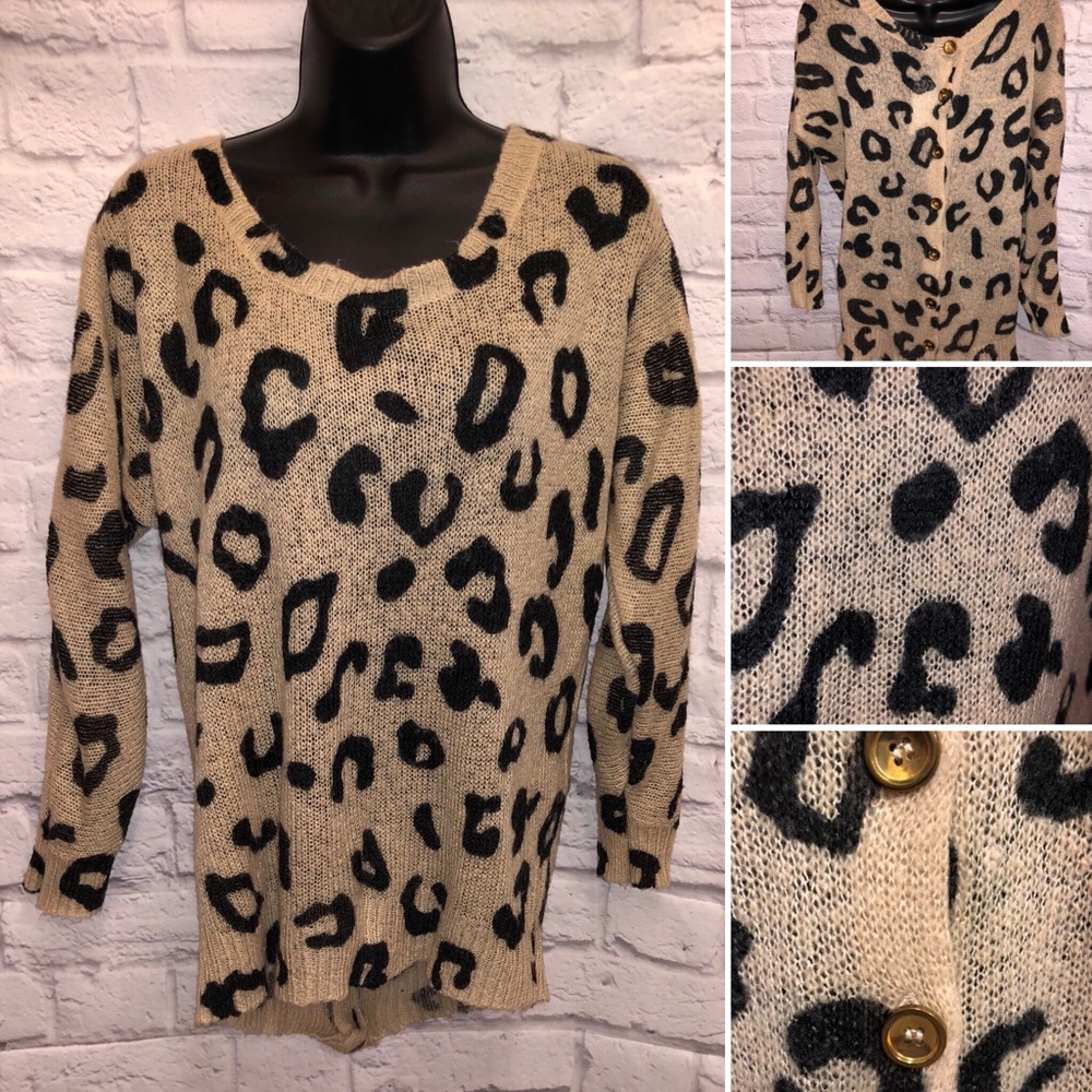 🖤Leopard print🖤Button Down Back Sweater